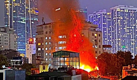 Cháy lớn gần Bệnh viện Nhi Trung ương, nhiều xe cứu hỏa được huy động