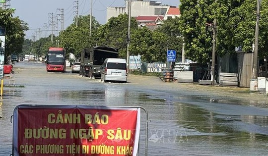 'Rốn lũ' Trung Giã: Nước rút chậm, hơn 4.000 hộ dân bị cô lập giữa biển nước