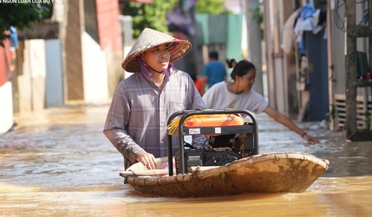 Cận cảnh hàng trăm hộ dân xã ven Hà Nội bị ngập sâu
