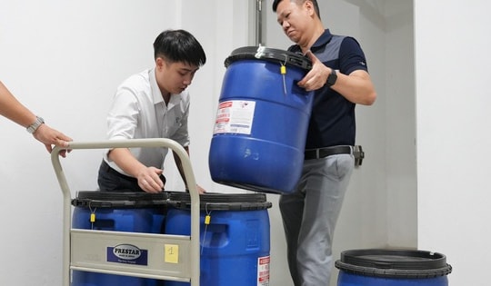 Ngành y tế Quảng Ninh hỗ trợ tỉnh Thái Nguyên 1 tấn Cloramin B phòng chống dịch sau lũ lụt