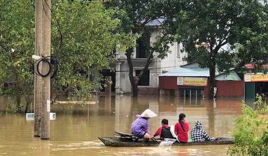 Hơn 3000 hộ dân ở Hà Nội chìm trong nước do lũ trên sông tăng cao kỷ lục
