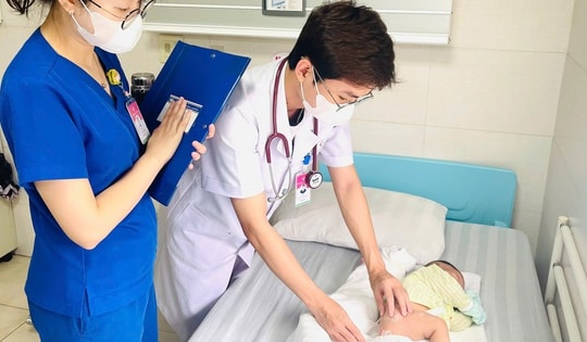 Bé gái chào đời không hậu môn