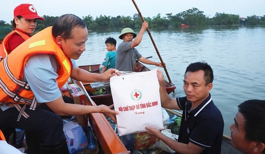 Hơn 5,7 tỷ đồng tiếp tục cứu trợ khẩn cấp người dân 10 tỉnh bị ảnh hưởng bởi bão số 10 và 11