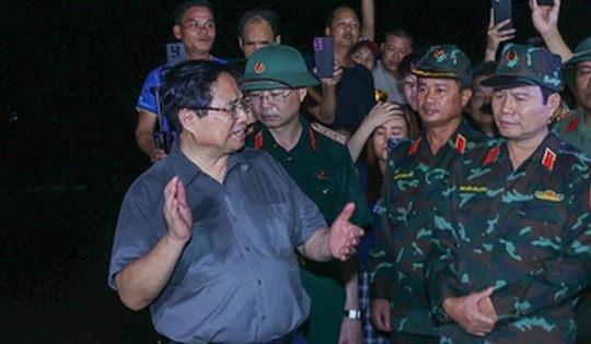 Giữa đêm, Thủ tướng thị sát các xã ngập sâu ở Hà Nội