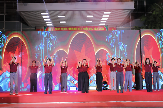 Hơn 1.000 tân sinh viên Học viện Y - Dược học cổ truyền Việt Nam chính thức bước vào hành trình thầy thuốc tương lai