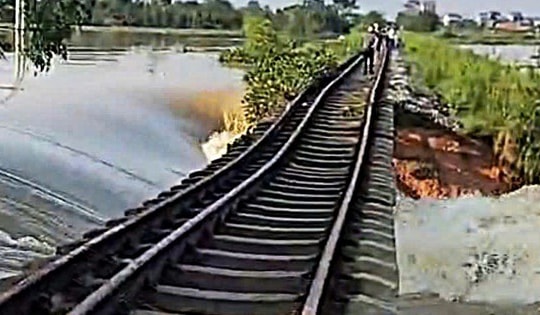 Nước lũ cuốn trôi nền đường sắt Hà Nội - Thái Nguyên, đơn vị quản lý lên tiếng