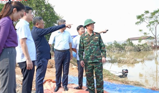 Chủ tịch UBND TP Hà Nội Trần Sỹ Thanh kiểm tra vùng ngập tại xã Trung Giã và Đa Phúc