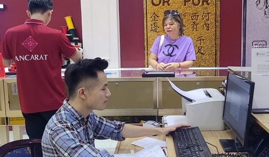 Nhiều thương hiệu bạc đồng loạt ngừng nhận đơn đặt hàng, quầy giao dịch vắng vẻ lạ thường