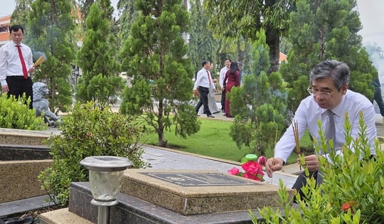 Lãnh đạo Thành ủy TPHCM và đại biểu dự Đại hội Đảng bộ Thành phố lần thứ I về nguồn và tri ân liệt sĩ