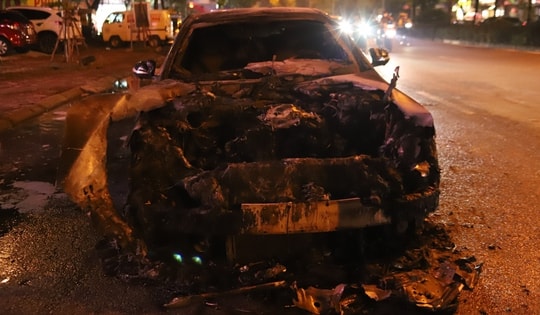 Xe Mercedes cháy rụi trên phố Nguyễn Hoàng, Hà Nội