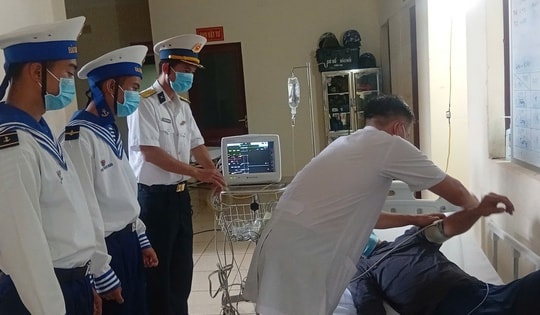 Quân y đảo Trường Sa điều trị cho ngư dân bị sốt virus, có dấu hiệu bội nhiễm phổi