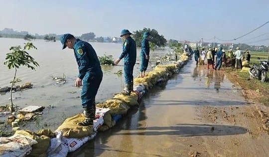 Các tuyến đê đã ngâm nước nhiều ngày, nguy cơ rất
cao tiếp tục xảy ra sự cố