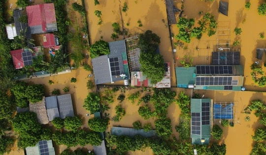 Lũ trên các sông đang xuống, Hà Nội vẫn còn những điểm ngập sâu đến 2m