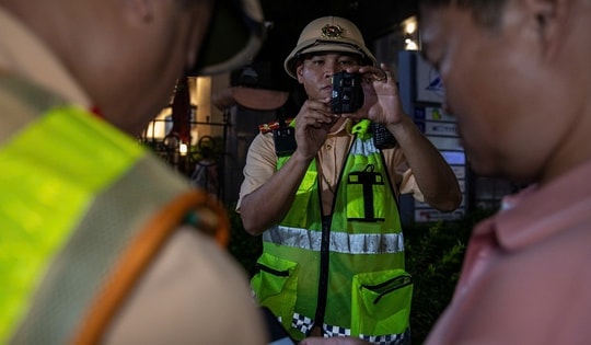 Thấy CSGT, nhiều người quay đầu, leo vỉa hè vẫn không thoát kiểm tra nồng độ cồn