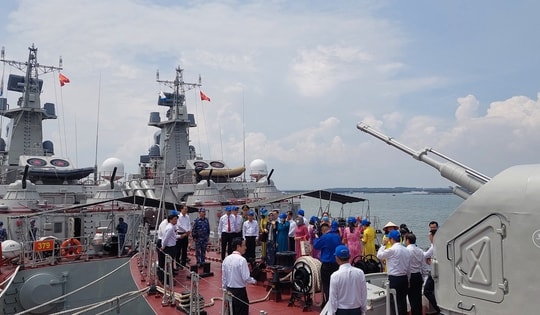 Đoàn đại biểu TPHCM thăm và giao lưu với Bộ Tư lệnh Vùng 2 Hải quân: 'Ngày đêm bám biển, bảo vệ bình yên cho Tổ quốc'