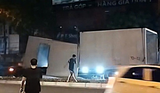 Hà Nội: Tài xế làm rơi nhà lắp ghép xuống đường bị phạt nặng