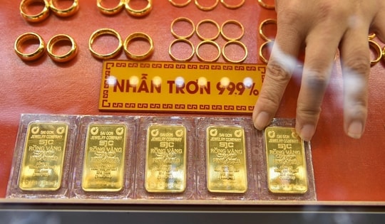 Giá vàng hôm nay ngày 12/10 chốt tuần tăng rất mạnh, người mua lãi đậm