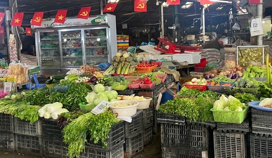 Sau mưa bão, giá rau xanh ở chợ dân sinh Hà Nội lại leo thang
