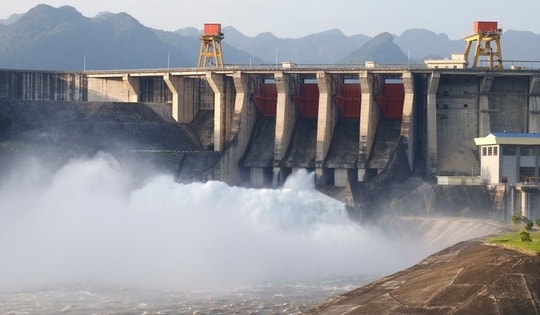 Đóng cửa xả đáy thủy điện Tuyên Quang, giảm áp lực lũ cho hạ du
