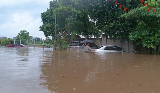 Số xã, phường còn ngập sâu ở Hà Nội giảm, mực nước ngập còn 1m