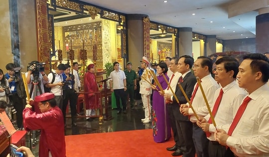 Lãnh đạo và 550 đại biểu Đại hội Đảng bộ TPHCM lần thứ I dâng hương tưởng niệm các Vua Hùng