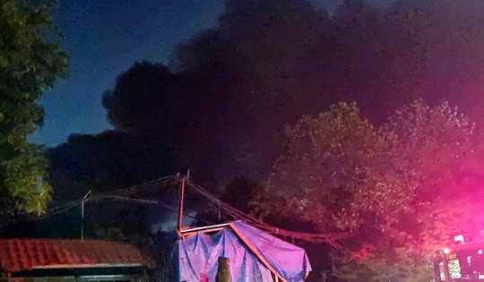 Cháy lớn tại nhà xưởng xe điện trên đường Nguyễn Khoái, khói đen bốc cao hàng chục mét