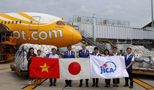 Hàng nghìn thiết bị lọc nước và vật dụng thiết yếu được chuyển tới người dân vùng lũ