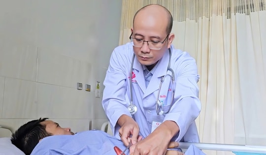 Kỳ tích cứu người đàn ông gù vẹo cột sống 38 năm, liệt tứ chi nhờ can thiệp mạch hiếm gặp