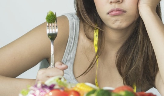 
Mặc cảm vì thân hình 'không cân đối', thiếu nữ 17 tuổi ăn kiêng giảm cân đến mức nhập viện