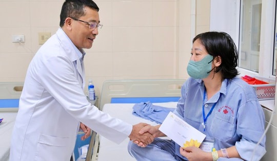 Bệnh viện K trao 235 triệu hỗ trợ người bệnh chịu thiệt hại sau bão số 10,11