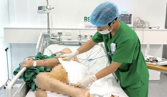 Chủ quan với 2 nốt mụn nhọt, cụ ông 76 tuổi sốc nhiễm khuẩn, hoại tử vùng đùi