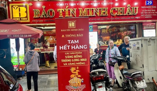 Giá vàng ngày 13/10 tăng, người dân đổ đi mua, nhiều cửa hàng treo biển 'tạm hết hàng'!