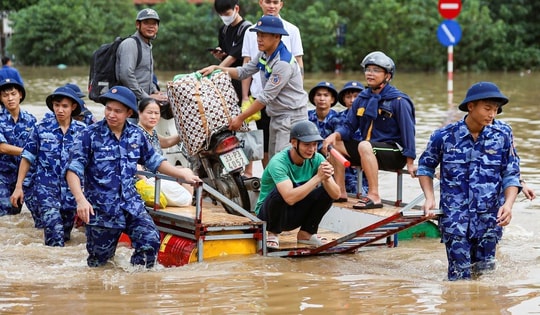 Thiệt hại do bão số 11 vượt 8.700 tỷ đồng, hơn 12.000 nhà vẫn ngập nước