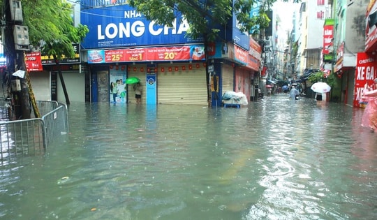 Chiều nay Hà Nội mưa dông kèm lốc sét, gió giật mạnh