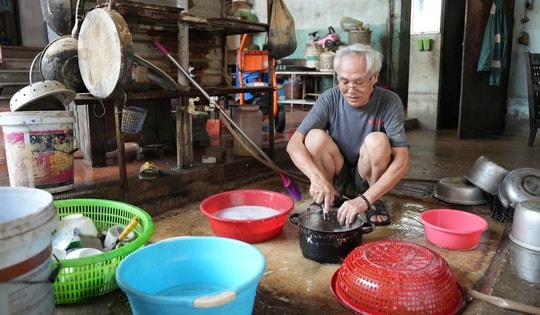 Người dân xã ven Hà Nội dọn dẹp nhà cửa sau trận lũ lụt lịch sử