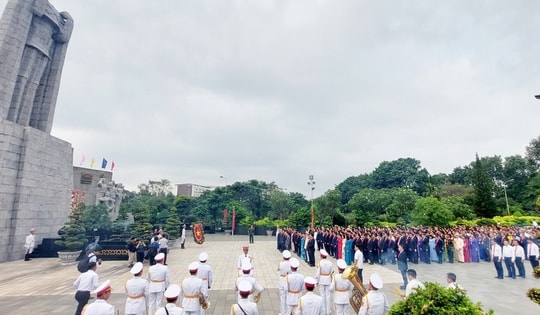 Đại biểu dự Đại hội Đảng bộ TPHCM dâng hương tưởng niệm Anh hùng Liệt sĩ trước giờ khai mạc phiên trù bị