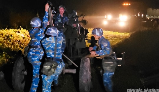 Dựng trận địa pháo trong đêm diễn tập bảo vệ bầu trời miền Bắc