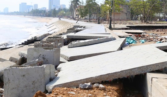 Kè biển hàng chục tỷ đồng đổ nát sau bão số 10