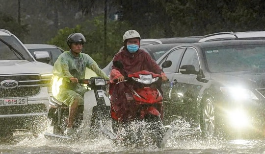 Hà Nội lại mưa lớn đúng giờ cao điểm, Trung Bộ và Nam Bộ có mưa rào rải rác