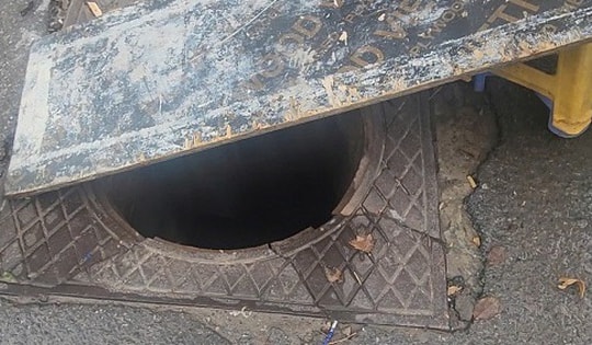 Cảnh báo: Nắp hố ga, miệng cống biến thành 'bẫy' trên đường Hà Nội