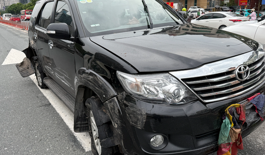 Hà Nội: Tài xế điều khiển ô tô nổ 2 lốp vẫn đi ngược chiều tại vành đai 3