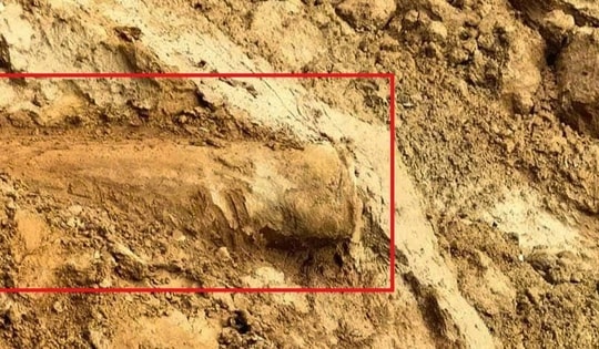 Phát hiện quả bom gần 2 tạ bên bờ sông sạt lở