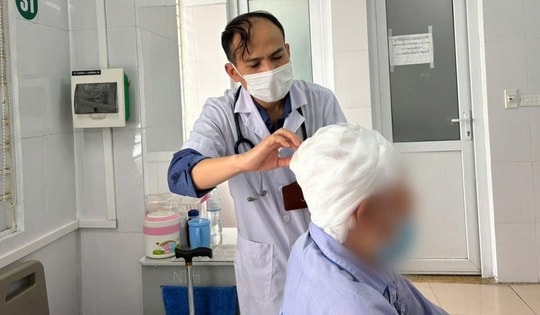 Đầu lở loét, chảy mủ vì tin lời người quen đắp lá chữa zona thần kinh