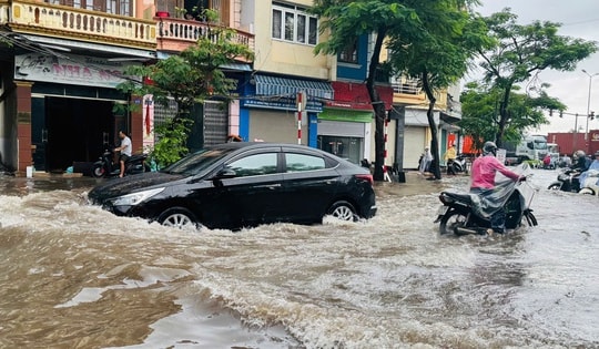 Mưa lớn kéo dài, nhiều tuyến phố ở Hải Phòng bị ngập sâu