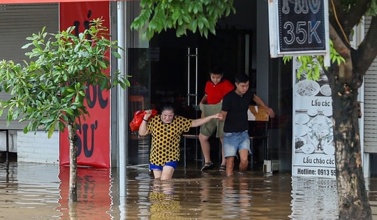 Mưa lớn kéo dài, nhiều khu vực vẫn ngập úng sau bão số 11