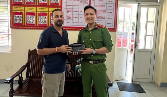 Làm rơi hàng nghìn USD, du khách nước ngoài may mắn được công an phường tìm giúp