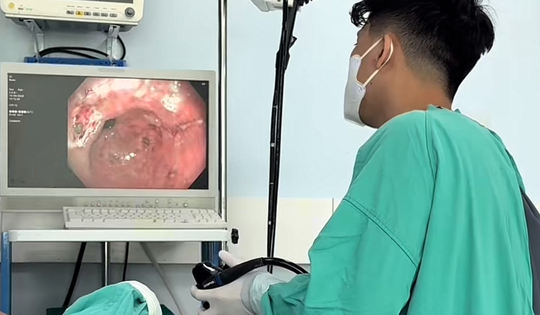 Ngất xỉu tại nhà, cụ ông được phát hiện chảy máu dạ dày nặng