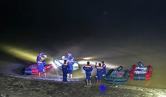 Nỗ lực tìm kiếm người cha nghi ôm hai con nhảy cầu Bến Thủy