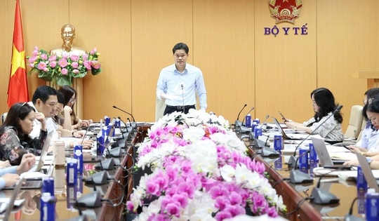 Thứ trưởng Thường trực Bộ Y tế Vũ Mạnh Hà làm việc với Vụ Bảo hiểm Y tế