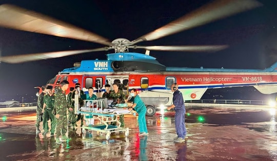 Bệnh nhân nhồi máu cơ tim nguy kịch được trực thăng đưa từ đảo Thuyền Chài về đất liền cấp cứu